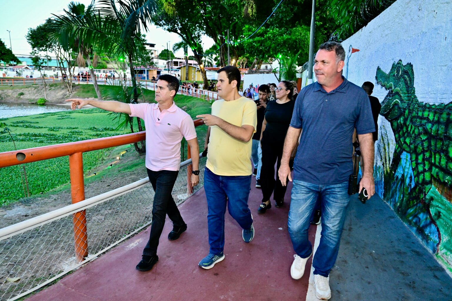 Prefeito David Almeida acompanha testes finais e confirma entrega de praça molhada na lagoa da Compensa nesta quarta-feira, 18