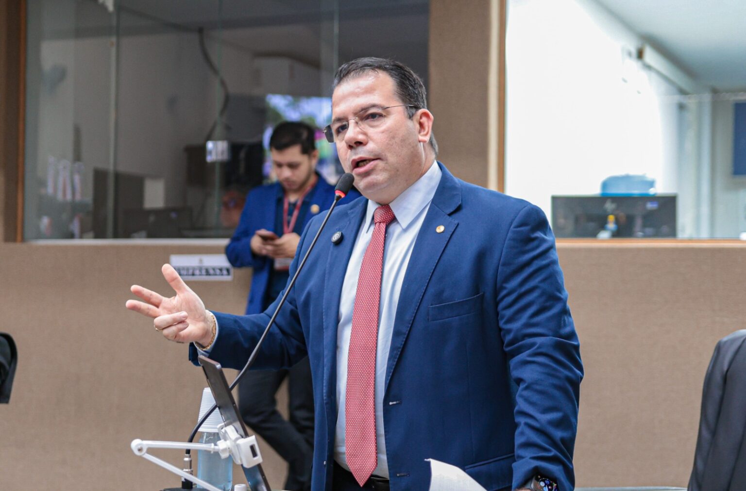 Wilker Barreto cobra soluções para energia elétrica e educação precária na comunidade indígena Vendaval