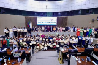 Yomara Lins homenageia profissionais da enfermagem em Reunião Solene na Câmara Municipal de Manaus