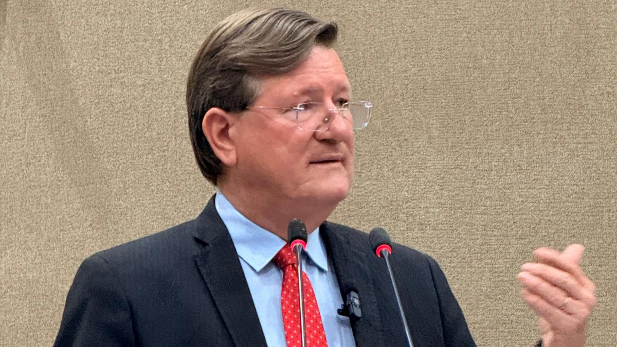 Zé Ricardo propõe emenda para garantir reajuste de 10% a servidores da Saúde e Educação em Manaus