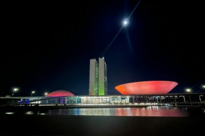Congresso é iluminado de vermelho pelo Dia Mundial do Doador de Sangue