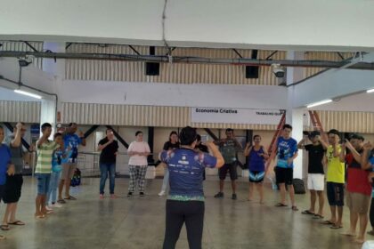 Festival de Parintins 2025: Alunos surdos do Liceu de Parintins levam inclusão à arena do Bumbódromo com coral em Libras