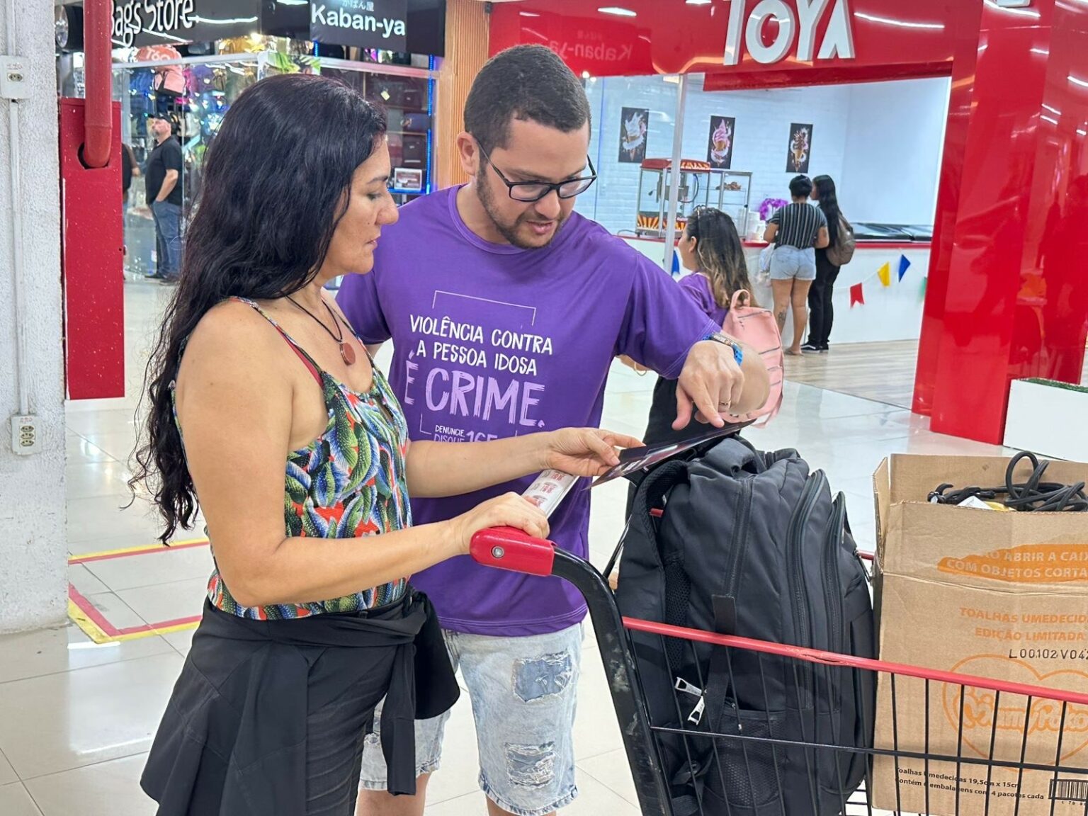 Prefeitura realiza ação de sensibilização sobre os direitos da pessoa idosa em shoppings de Manaus