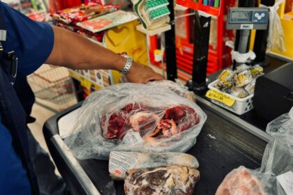 Procon-AM apreende 25 kg de alimentos impróprios em fiscalização em Manaus