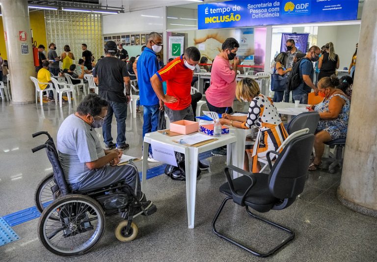 Comissão avalia ações do governo para pessoas com deficiência
