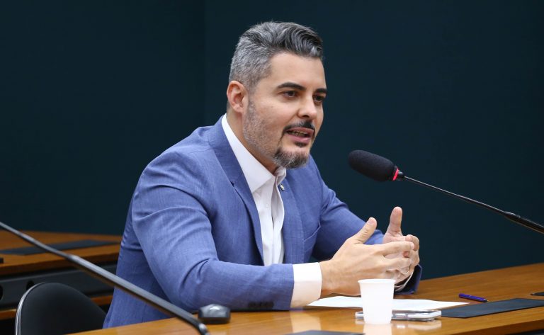Comissão aprova uso de pulseira lilás para identificar pacientes autistas em unidades de saúde