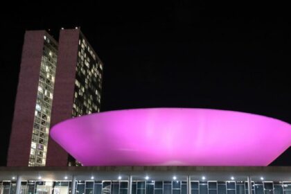 Congresso é iluminado de rosa pelo Mês Mundial de Conscientização sobre a linfangioleiomiomatose