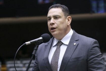 Projeto de lei reduz idade mínima para compra de arma de fogo