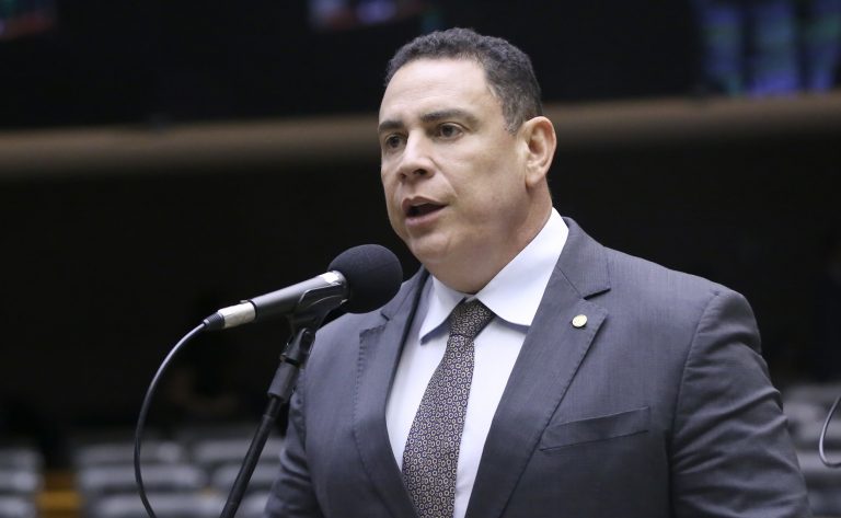 Projeto de lei reduz idade mínima para compra de arma de fogo