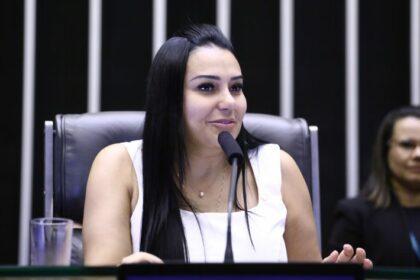 Projeto obriga plataformas digitais a alertar sobre riscos de vício em conteúdo adulto
