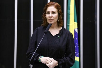 Câmara autoriza licença de 127 dias solicitada pela deputada Carla Zambelli