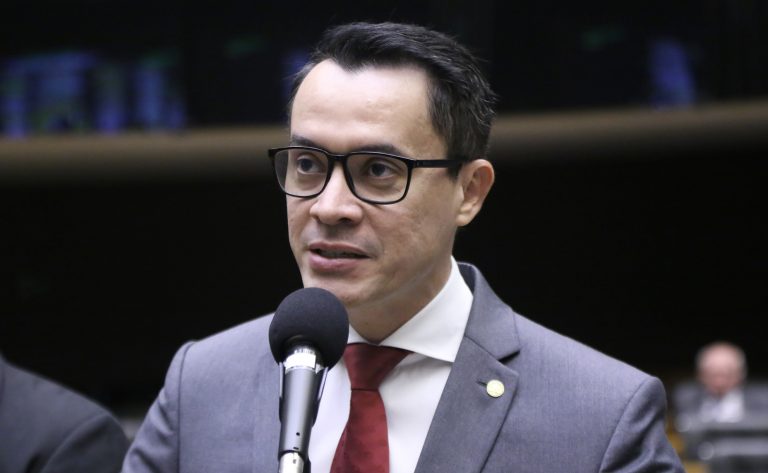 Comissão aprova acesso integral a terapias para pessoas com autismo
