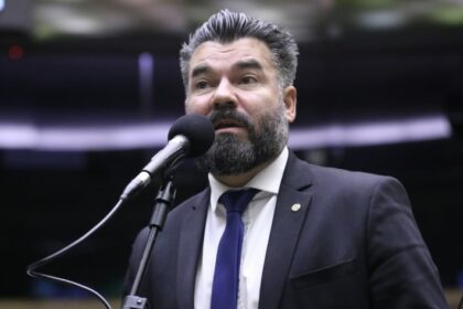 Comissão aprova projeto que susta regras sobre reavaliação psicológica e uso de armas por policiais