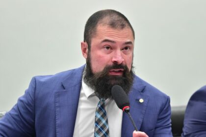 Comissão aprova projeto que reduz para 18 anos a idade mínima para compra de arma de fogo