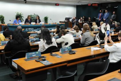 Mulheres parlamentares do BRICS temem que IA reforce desigualdades entre os gêneros