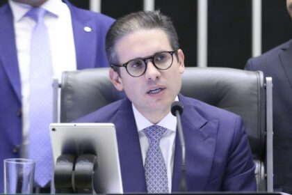 Decisão de Dino sobre emendas não atrapalha pauta econômica na Câmara, afirma Motta
