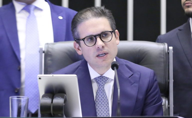 Decisão de Dino sobre emendas não atrapalha pauta econômica na Câmara, afirma Motta