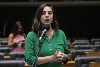Comissão aprova relatório com sugestões para diminuir impactos de desastres climáticos na educação