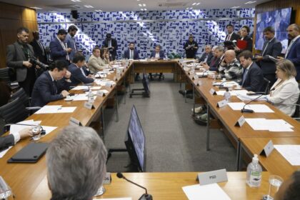 Oposição quer derrubar novo decreto sobre IOF; governo busca entendimento