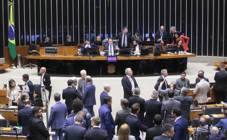 Câmara aprova pedido de urgência para projeto que suspende aumento do IOF