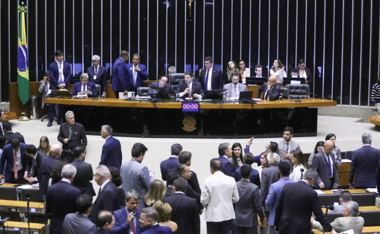 Congresso derruba veto e retoma indenização a vítimas do vírus Zika