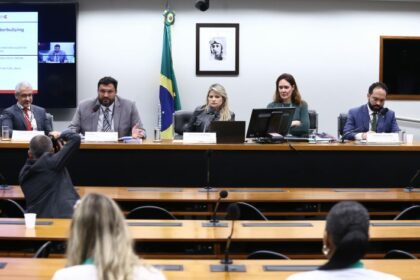 Debatedores defendem conscientização geral sobre riscos para crianças na internet