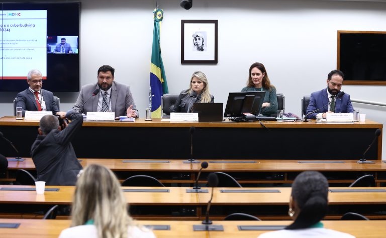 Debatedores defendem conscientização geral sobre riscos para crianças na internet