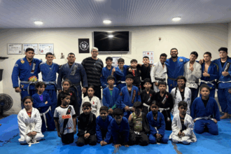 Vereador Joelson Silva entrega tatame a projeto social de Jiu-Jitsu no bairro Santo Antônio
