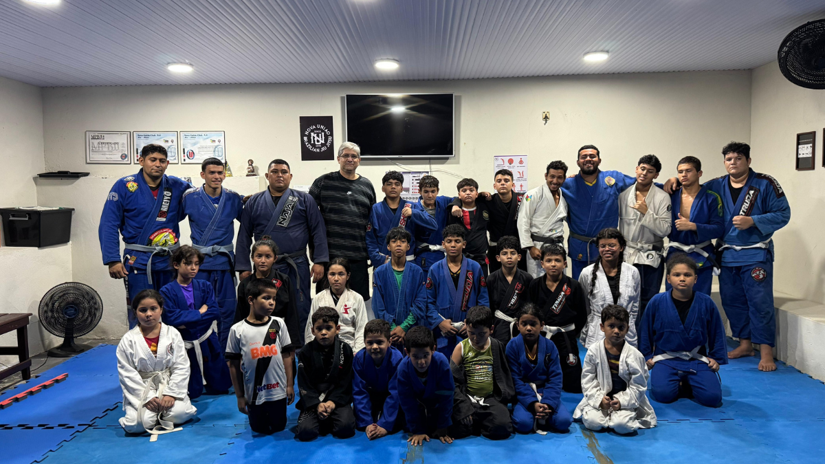 Vereador Joelson Silva entrega tatame a projeto social de Jiu-Jitsu no bairro Santo Antônio