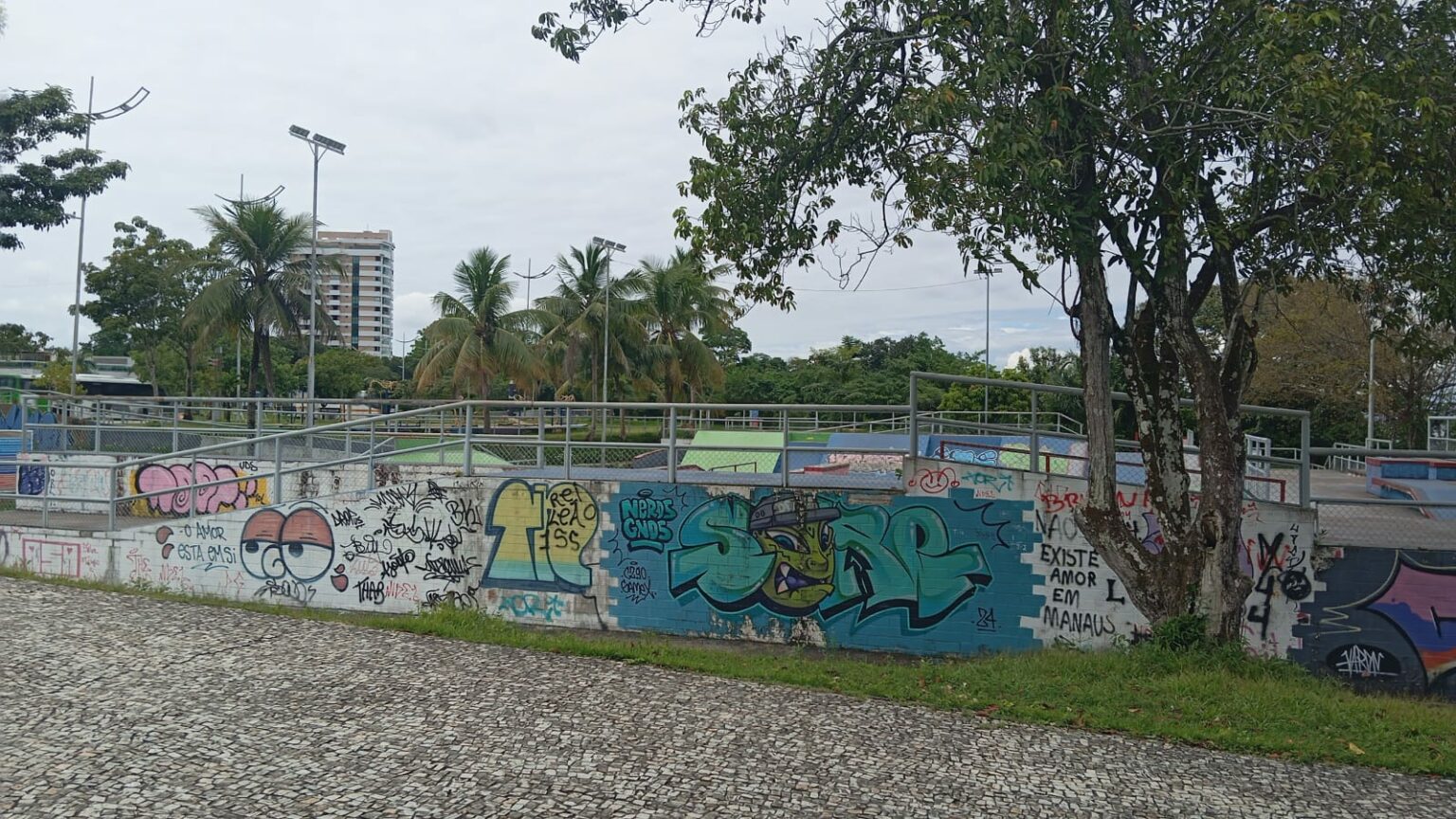 Pichação na Ponta Negra prejudica cenário urbano e causa despesa com repintura para prefeitura