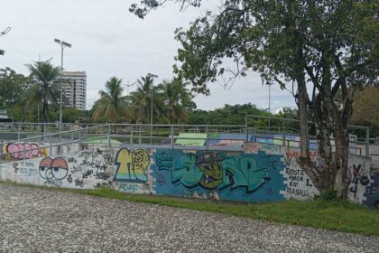 Pichação na Ponta Negra prejudica cenário urbano e causa despesa com repintura para prefeitura