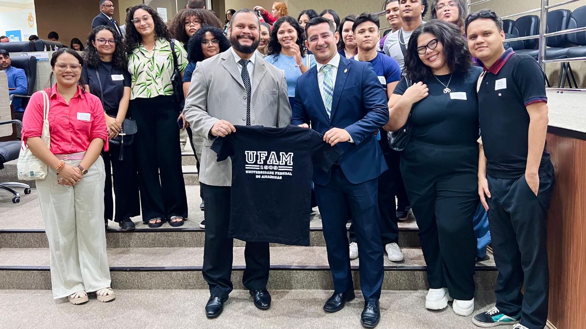 Vereador Saimon Bessa recebe estudantes da UFAM em visita técnica na CMM