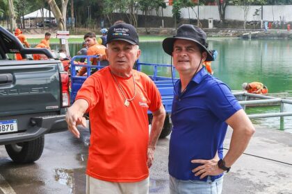 Prefeito David Almeida acompanha instalação do deck e anuncia pedalinhos na nova lagoa do Japiim