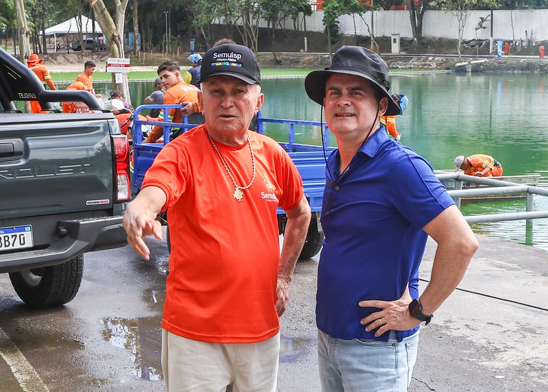 Prefeito David Almeida acompanha instalação do deck e anuncia pedalinhos na nova lagoa do Japiim