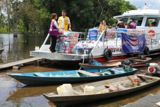 Prefeitura de Manaus leva auxílio às famílias afetadas pela cheia no rio Negro