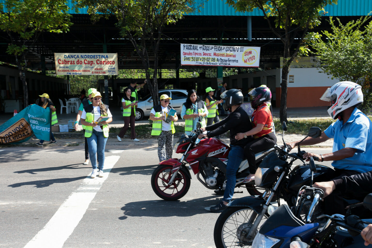 Ação educativa para orientar motociclistas e condutores