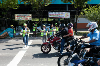 Ação educativa para orientar motociclistas e condutores
