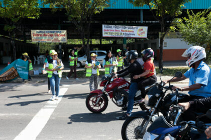 Ação educativa para orientar motociclistas e condutores