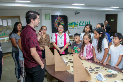 Estudantes da Prefeitura de Manaus participam de oficina ‘Cronologia do Fóssil ao Plástico’ no espaço Ecam