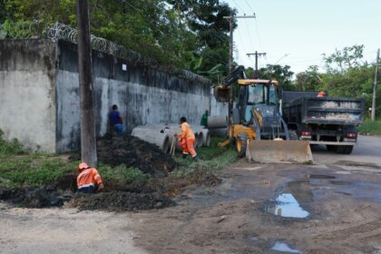 Prefeitura realiza desobstrução de drenagem no Japiim