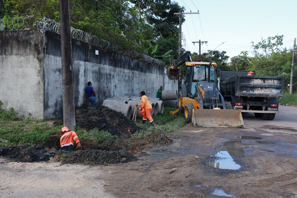Prefeitura realiza desobstrução de drenagem no Japiim