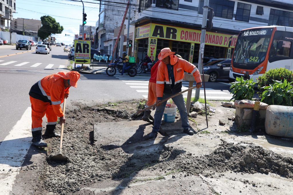 Prefeitura de Manaus recupera caixa coletora no bairro Praça 14 e reforça alerta sobre descarte irregular de lixo