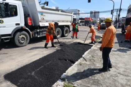 Asfalto novo da Prefeitura de Manaus chega em vias do bairro Praça 14