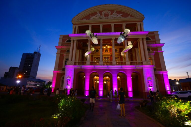 Acendimento das luzes do Teatro Amazonas marca início do ‘Agosto Lilás’ no Estado nesta sexta-feira, 1º/8
