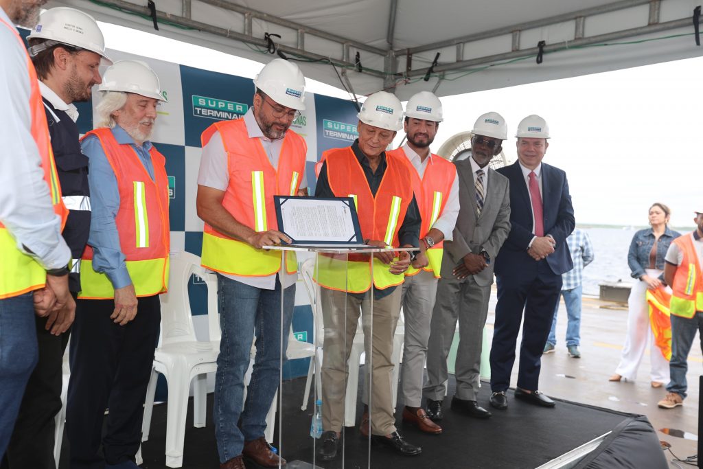 Adjuto Afonso comemora expansão do gás natural com construção da primeira usina para operações portuárias do Norte, em Manaus