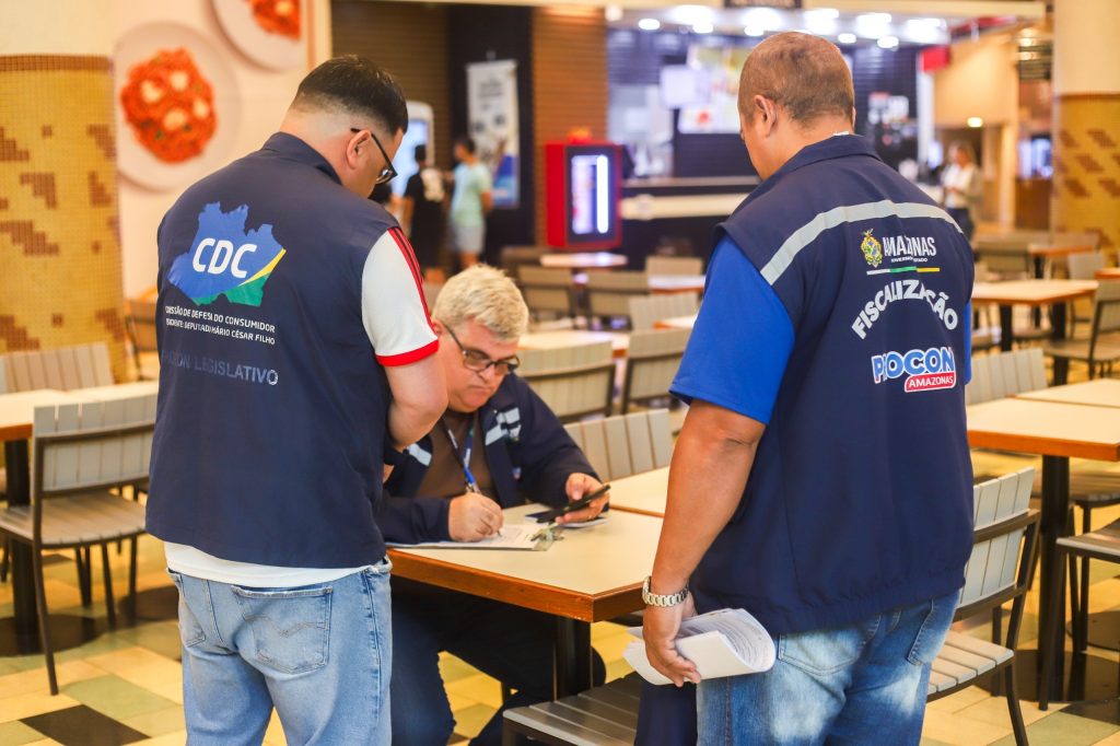 Após denúncia de discriminação, deputado Mário César Filho e Procon–AM notificam empresa em shopping de Manaus