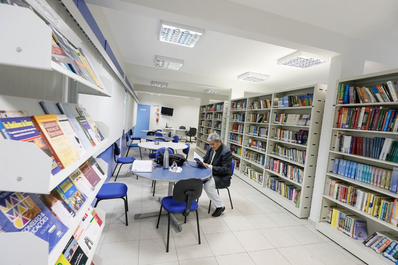Assembleia Legislativa do Amazonas tem biblioteca com mais de 3.700 títulos e obras raras do século 19