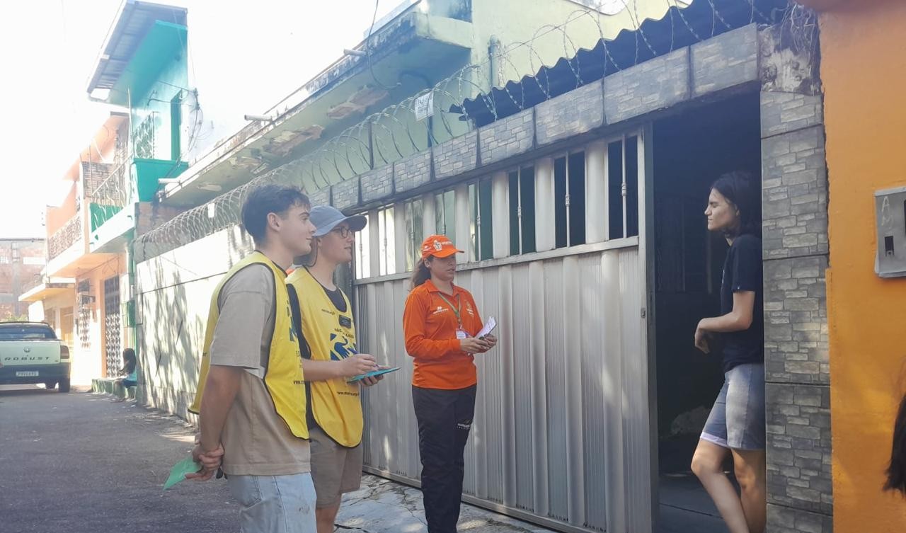 Prefeitura de Manaus realiza ação de limpeza na praça Desembargador Paulo Jacob em parceria com missionários