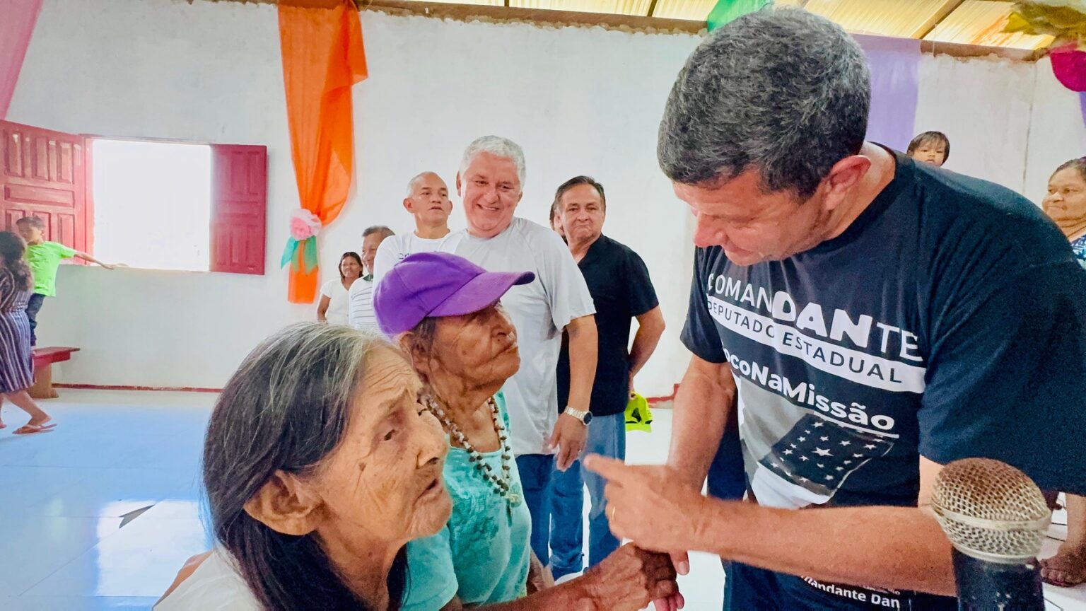 Comandante Dan se depara com a falta de infraestrutura digna à população de Santo Antônio do Içá