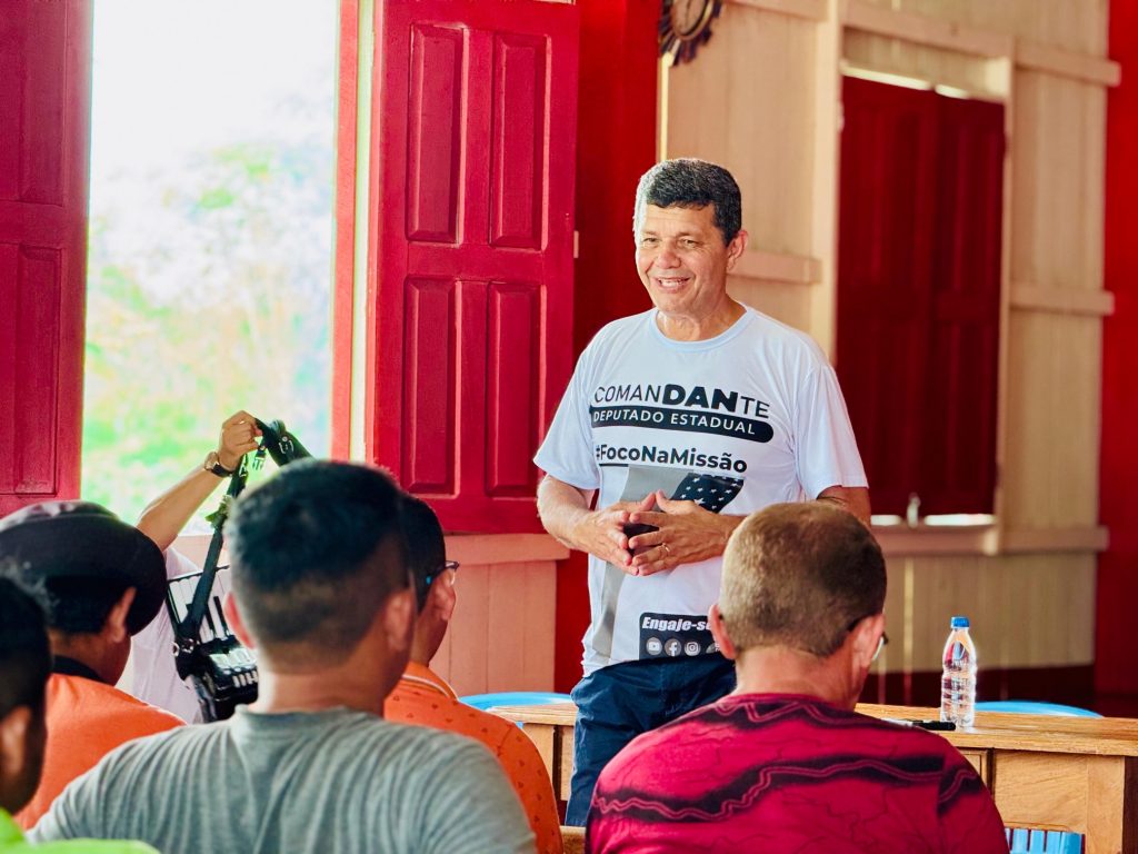 Comandante Dan se reúne com comunidade há cinco meses sem energia elétrica, em Anori